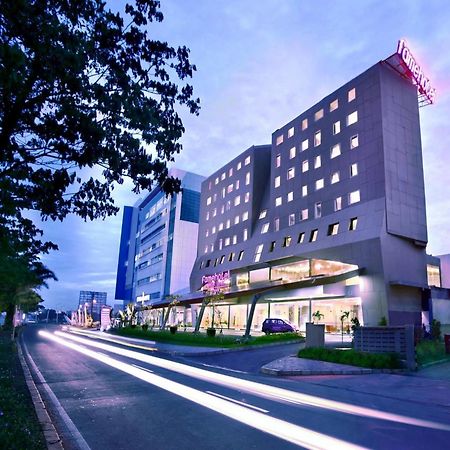 Fame Hotel Gading Serpong Tangerang Exterior photo